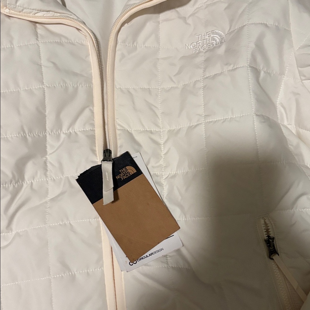 The North Face Women's White Quilted Puffer Jacket - Picture 2 of 8